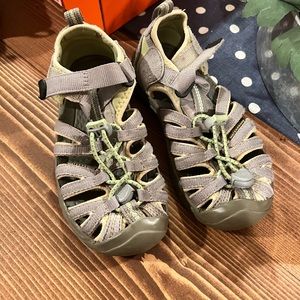 Boys keen sandals